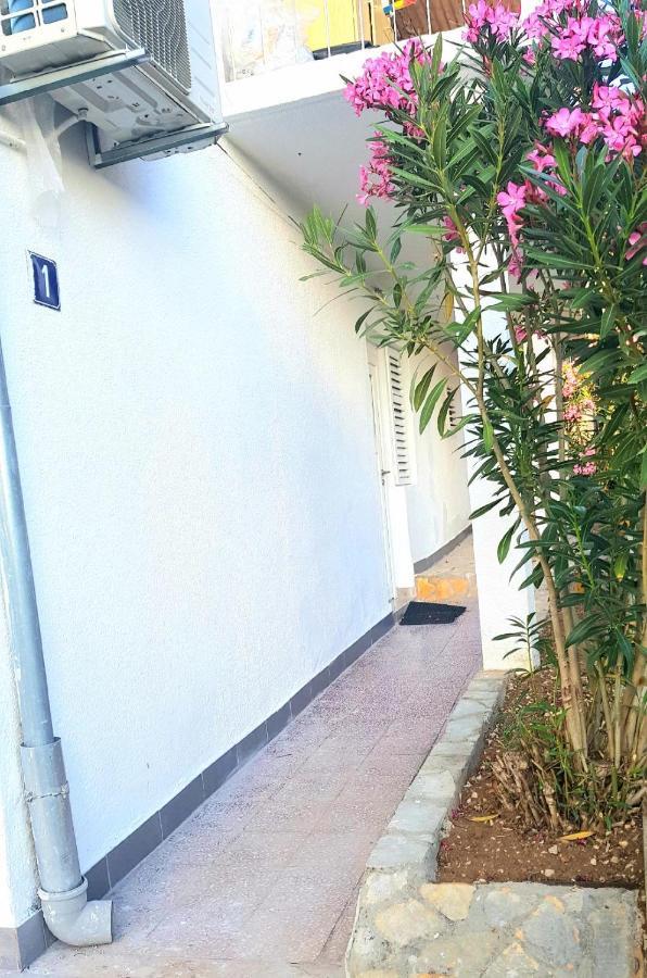 Babaloo Beach Apartments Gornji Karin Exteriér fotografie